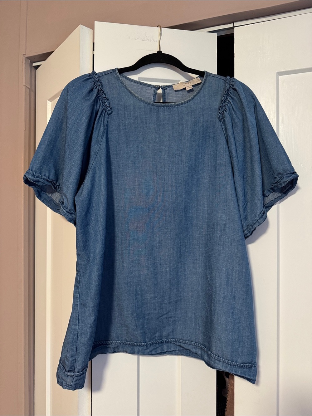 LOFT Chambray Blouse with Puff Sleeves Size Large Petite